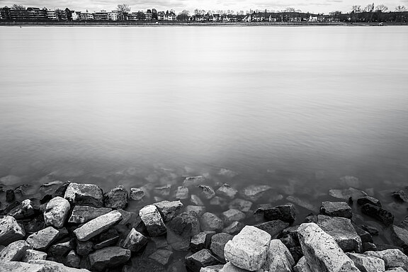 Grau. Der Ausblick vom Wasser.